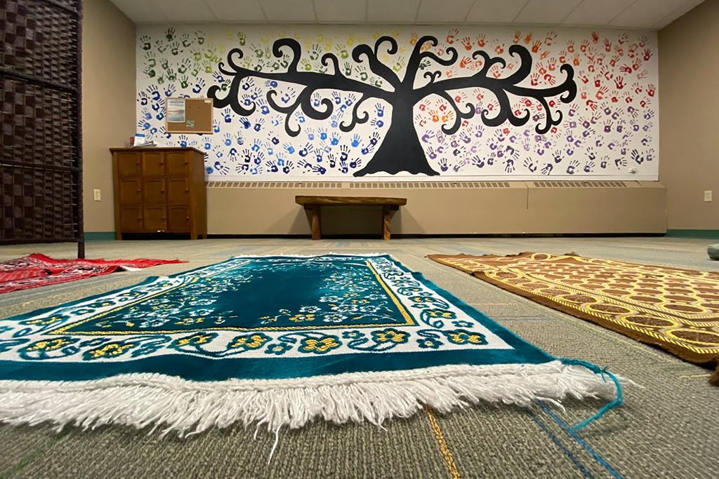 不同信仰间的祈祷和反思室的内景，有地毯