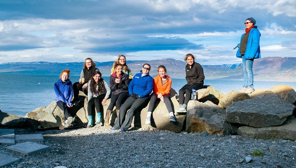 一群学生坐在冰岛的海边