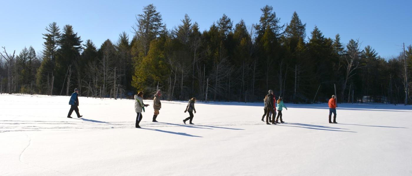 东北大学的学生探索一片雪原