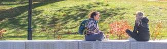 秋天，学生们坐在比德福德校园的户外