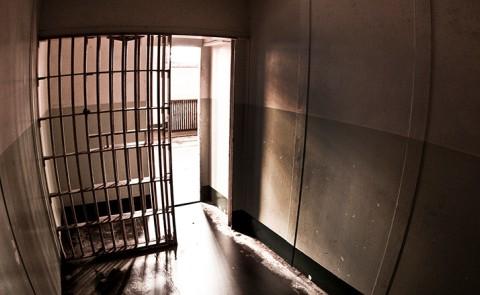 一张黑暗的照片显示了监狱牢房的剪影