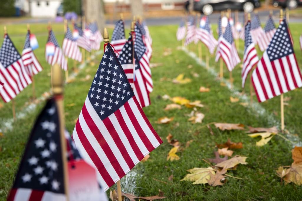 在波特兰的正规澳门赌场网络校园绿地上，一排排的小美国国旗被插上，以纪念退伍军人节
